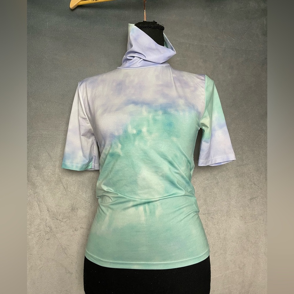 Tie dye short sleeve turtle neck shirt size small